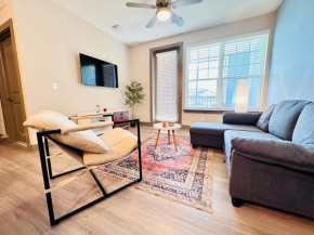 Full Apartment, King Bed, Pet-Friendly, 15 Min to Disney & Lots of Amenities!